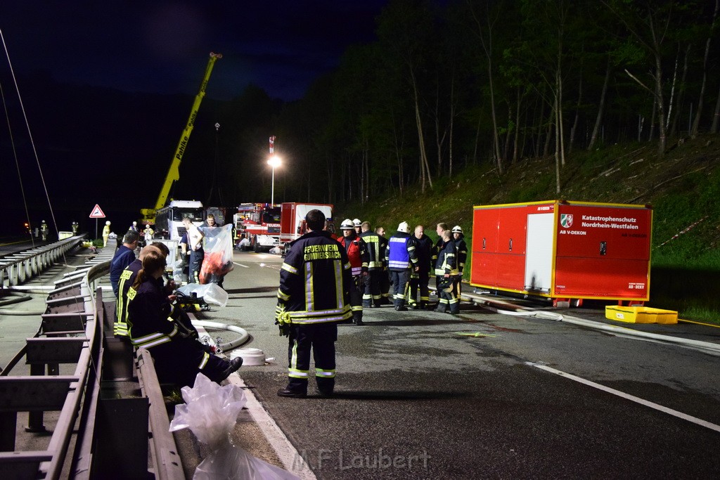 VU Gefahrgut LKW umgestuerzt A 4 Rich Koeln Hoehe AS Gummersbach P662.JPG - Miklos Laubert